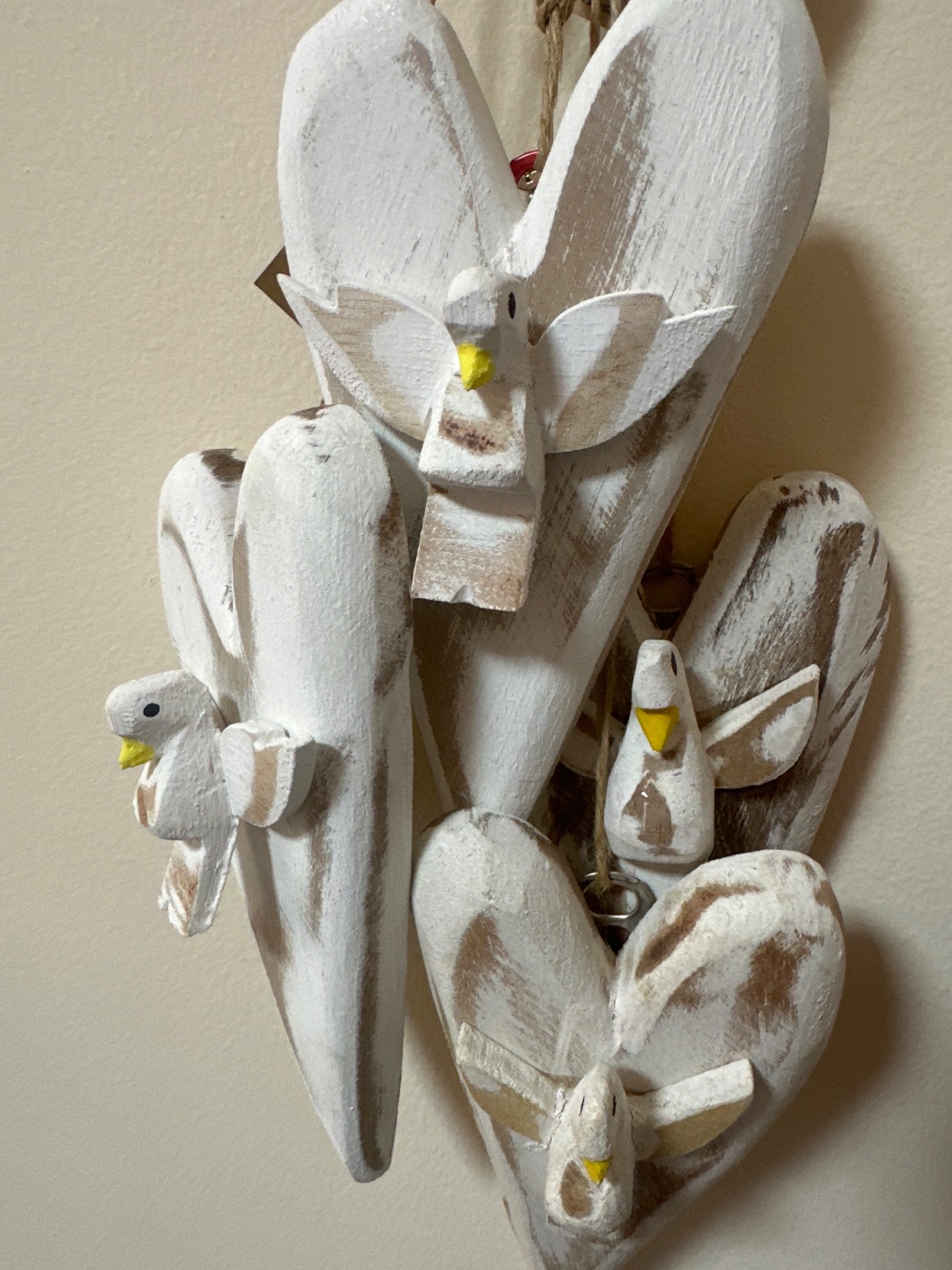 Coração Madeira com Divino Branco 15 cm